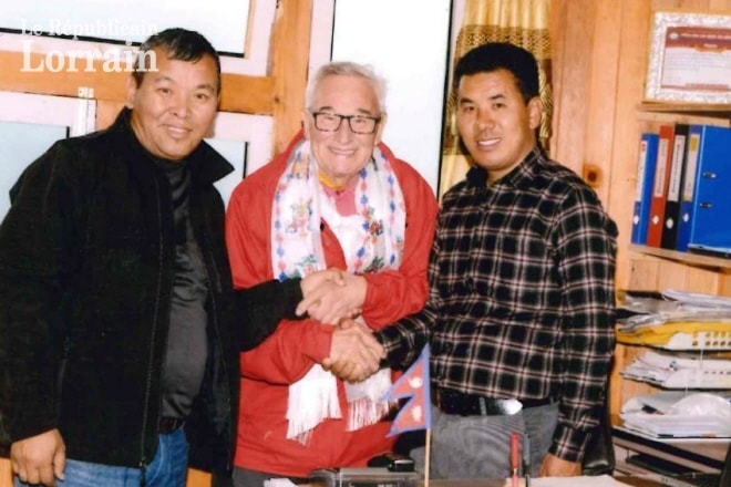 Nino QUARANTA entre Nima SHERPA (à gauche) et le maire de Salleri, Nam Gyal Jangbu -Sherpa lors de son séjour au Népal en 2018.  Photo DR /Nino QUARANTA