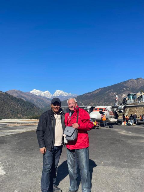 Arrivée de Nino Quaranta à l'aéroport près de Salleri au Népal