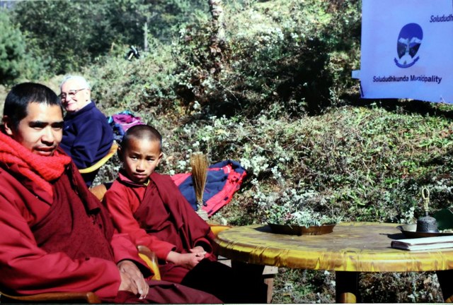 Un moine bouddhiste a béni le terrain sur lequel sera construit l’orphelinat, à Salleri à l’est de Katmandou. Photo RL /Armand FLOHR