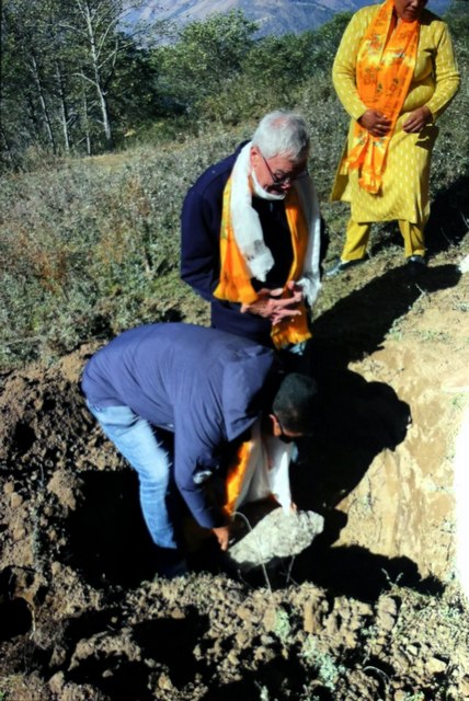 Le commerçant thionvillois, Nino Quaranta, a posé la première pierre de l’orphelinat début décembre, au côté du maire de Salleri. Photo RL /Armand FLOHR