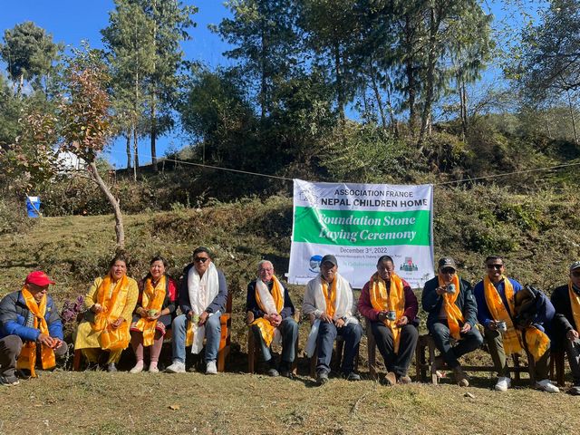 Cérémonie avec les locaux pour la pose de la première pierre Cérémonie avec les locaux pour la pose de la première pierre