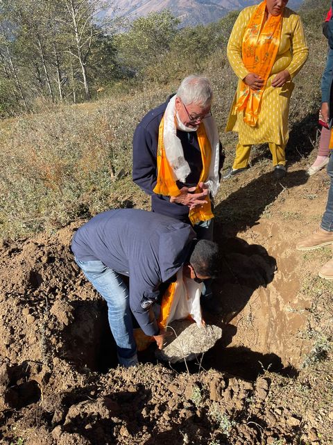 Pose de la première pierre du futur orphelinat de Salleri au Népal Pose de la première pierre du futur orphelinat de Salleri au Népal
