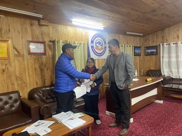 Signature de l'autorisation de construction avec le maire de Salleri au Népal Signature de l'autorisation de construction avec le maire de Salleri au Népal