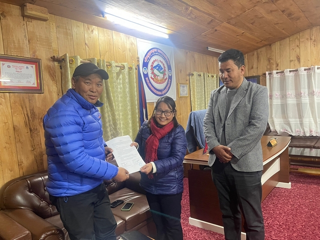 Signature de l'autorisation de construction avec le maire de Salleri au Népal photo 2 Signature de l'autorisation de construction avec le maire de Salleri au Népal photo 2